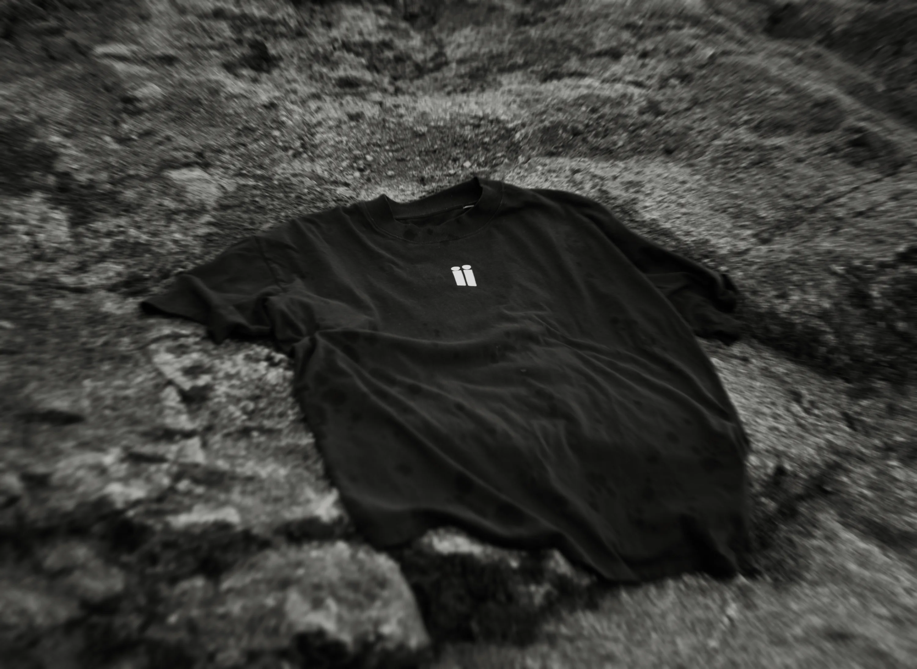 Camiseta LUCASIITO extendida sobre el suelo
