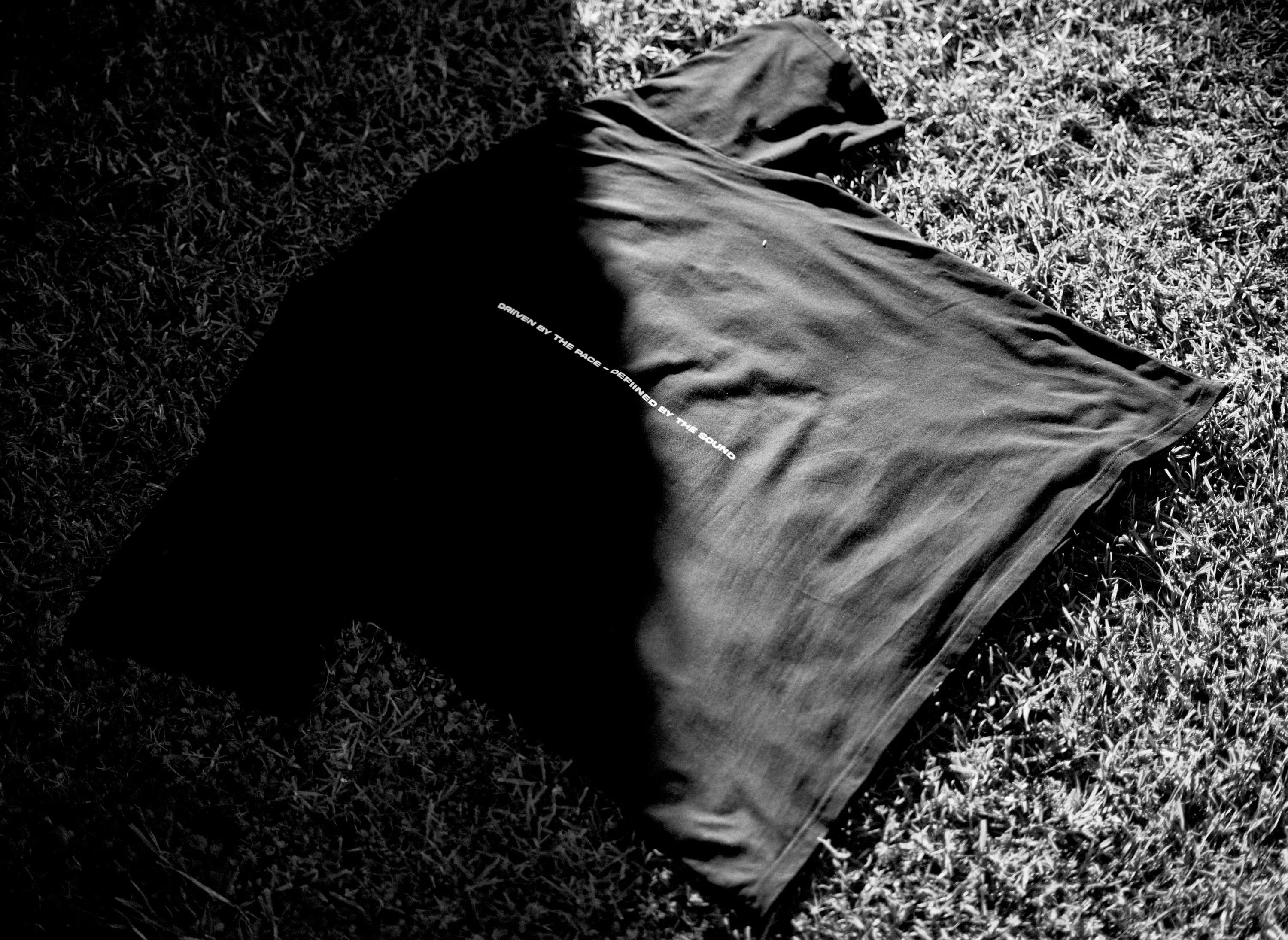 Camiseta LUCASIITO extendida sobre la hierba